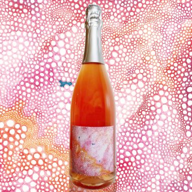 Bouteille de vin pétillant rosé sur un fond coloré et abstrait.
