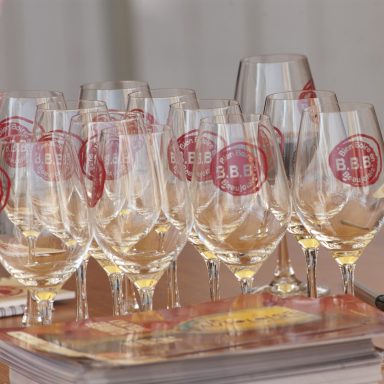 Verres brandés avec le logo BBB - Bien Boire en Beaujolais - Identité visuelle événement