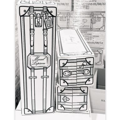 Cinq cartons empilés avec des étiquettes de marque, dessinés en style esquisse.