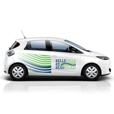 Voiture Zoé brandée avec le logo de Belleville en Beaujolais - Bleu et vert, courbe de la Saône en proximité de la ville