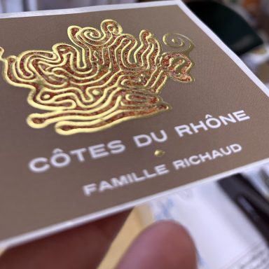 Étiquette de vin dorée avec "Côtes du Rhône" et "Famille Richaud".
