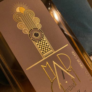 Bouteille de whisky avec étiquette dorée et design Art déco