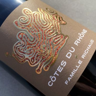 Étiquette de vin "Côtes du Rhône" avec un design élaboré et le nom "Famille Richaud".